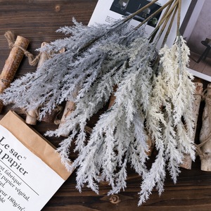 Astilbe en plastique artificiel d'arrangement floral de bricolage avec la couleur différente pour la décoration artificielle de fleurs de rose de prix de gros - Product Image 3