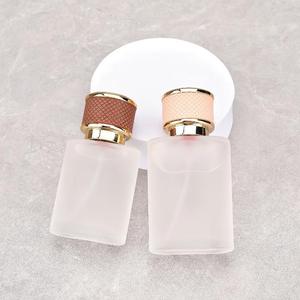 Flacon de parfum en verre sérigraphié sur mesure de luxe 30ml 50ml, carré givré avec capuchon en cuir marron doré et pulvérisateur à brume fine - Product Image 6