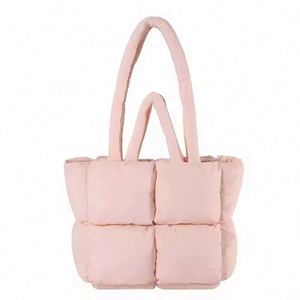 Usine BSCI, logo personnalisé, grande capacité, sac à main léger et tendance pour femmes, sac fourre-tout matelassé pour femmes - Product Image 2