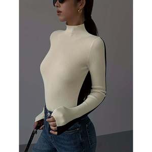 Pull à col montant bicolore noir et blanc pour femmes - Product Image 3