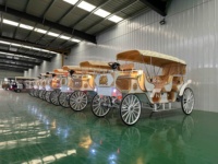Calèche électrique sans chevaux, style vintage, avec éclairage d'ambiance pour spectacles de rue, banquets de mariage et événements.