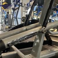 Máquina de remo vertical comercial con carga de placas que apunta con precisión a los músculos latissimus dorsi, trapezius y romboidales