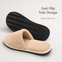 Chaussons d'hôtel jetables de luxe, doux, avec logo personnalisé, antidérapants, en polaire corail, pour les commodités des chambres d'hôtes des spas 5 étoiles