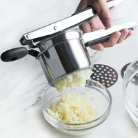 Aardappelstamper van roestvrij staal met 4 schijven |   Robuuste pureepers met meerdere texturen |   Keukenaccessoires RVS Keuken
