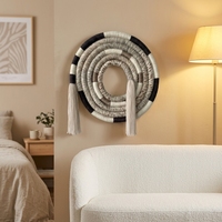 Attache-rideau artisanal à motif de cordes rayées avec pompons, tons neutres, pour la décoration intérieure moderne