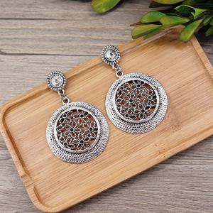 Boucles d'oreilles pendantes géométriques en argent tibétain vintage, motif floral creux, bijoux ethniques bohèmes, festifs, hypoallergéniques, élégants et tendance - Product Image 4