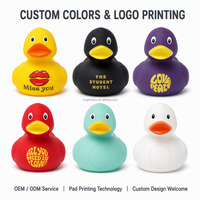 Vente en gros de canards en caoutchouc compressibles en vrac, assortiment de couleurs (rouge, orange, vert, bleu, violet, noir, jaune, blanc), avec impression de logo couleur personnalisée