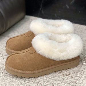 Botas de Nieve UUGS de Invierno Personalizadas de Diseño de Lujo, Hechas a Mano con Lana Premium, Suela Gruesa, Elegantes Botas Unisex UGGS - Product Image 2