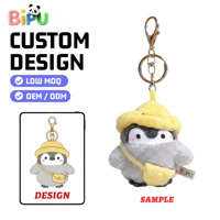 Porte-clés personnalisé en peluche pingouin OEM, mini-breloque pingouin en peluche avec chapeau et sac bandoulière, pendentif de sac en peluche au design personnalisé, faible MOQ