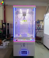 Machine à griffes à pince pour poupées blanches avec cabinet transparent et paiement par carte pour les centres de jeux et les salles d'arcade