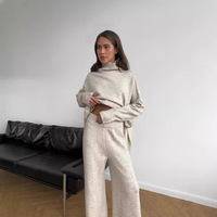 Ensemble deux pièces tricoté décontracté anti-plis pour femme, pull à col roulé fendu et pantalon ample, collection Hiver 2026, style européen