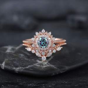 แหวนแต่งงานทรงกลมประดับอะเล็กซานไดรต์แบบคลัสเตอร์ ดีไซน์เรขาคณิต ทำจากเงินแท้ 925 และทองคำขาว 14K พร้อมใบรับรอง - Product Image 1