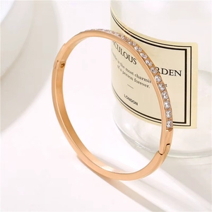 Pulseira de Aço Inoxidável Personalizada com Banho de Ouro 18K e Zircônia para Mulheres - Product Image 4
