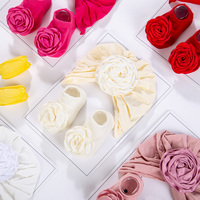Gorro de bebé para niñas de algodón supersuave al por mayor y conjunto de calcetines florales de alta elasticidad de lujo rosetas turbante conjunto de calcetines para recién nacidos