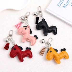 Porte-clés mignon en cuir PU Cheval de l'Année du Cheval 2026 avec clochette et pompon, breloque de sac, accessoire cadeau de festival - Product Image 4