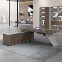 Bureau de direction moderne, simple, élégant et luxueux pour patrons ou managers, mobilier individuel