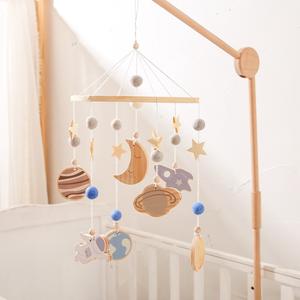 Décor de chambre d'enfant, cadeau de douche de bébé, jouets faits à la main suspendus pour enfants, planète en bois, lune, étoile, fusée, astronaute, berceau pour bébé, crèche Mobile - Product Image 6