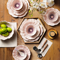 Vaisselle en céramique de luxe en forme de fleur, assiettes et bols floraux vintage roses et violets, écologiques
