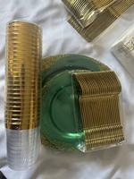 Fournisseur chinois assiette de chargeur vert or décoration de mariage sous assiette ensemble de vaisselle jetable vert