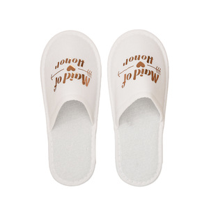 Chaussons personnalisés pour les invités de mariage |   Chaussons de fête nuptiale personnalisés écologiques avec nom et date pour les sacs de bienvenue de l'hôtel - Product Image 1