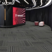 Dalles de moquette en fibre PP durables et économiques 50x50cm, dalles de revêtement de sol modulaires à rayures pour bureaux technologiques et espaces de coworking partagés