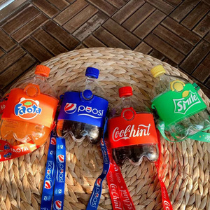 New arrival botellas de agua con aislamiento fashion coke shape plastic kids water bottle with straw