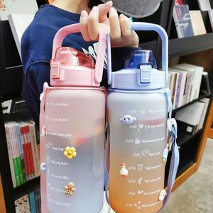Botella de agua motivacional grande de 2L para gimnasio con marcador de tiempo, pajita, sin BPA, apertura con un clic, tapa abatible, antiderrame, de plástico. - Product Image 3