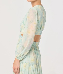 فستان ماكسي نسائي أخضر نعناعي بطبعة ألوان مائية وقصة خصر مفتوحة، بأكمام طويلة من الشيفون والسباندكس، بخصر طبيعي أنيق وفتحات جانبية، مثالي للعطلات. - Product Image 5