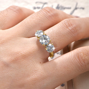 Bague de Fiançailles en Moissanite en Gros, Plaqué Or 14K, Sertie de Trois Pierres Rondes à Griffes, Cadeau d'Anniversaire de Mariage pour Hommes et Femmes - Product Image 6