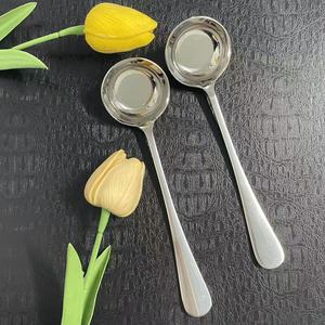 Cuchara de acero inoxidable 316L con base plana, cabeza redonda y acabado espejo para uso doméstico, hotelero y de catering. - Product Image 3