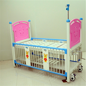 Nuovo Letto Ospedaliero Pediatrico a Tema Cartone Animato con 2 Funzioni Manuali e Ruote per la Cura dei Bambini, Telaio in Acciaio Inossidabile - Product Image 4