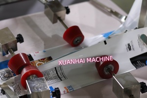 Machine multifonctionnelle de fabrication de sacs de pochettes à scellement central en T pour l'emballage des aliments, les stratifiés en plastique et le papier d'aluminium - Product Image 2