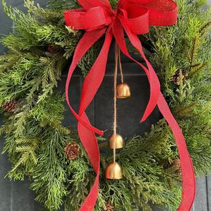 Nouvelle couronne de Noël populaire en promotion, couronne artificielle écologique à suspendre avec nœud rouge et clochette pour la décoration de la maison pendant les fêtes - Product Image 4