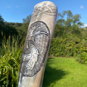 Corne à boire viking médiévale artisanale avec gravure d'animaux détaillée, mug en corne naturelle durable pour le cosplay et la décoration intérieure - Product Image 1