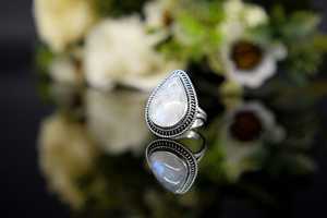 Anillo de Plata de Ley 925 Hecho a Mano con Piedras Preciosas Naturales, Piedra Lunar Blanca Arcoíris en Forma de Lágrima, Anillo de Plata Moderno con Engaste de Bisel - Product Image 3