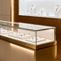 Ensemble de vitrines de luxe pour montres, personnalisées, durables, faciles à nettoyer, en bois foncé avec cadre en métal doré, vitrine en verre, éclairage LED, boutique de montres haut de gamme
