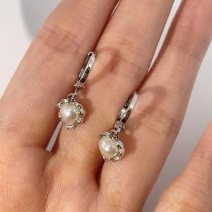 Boucles d'oreilles créoles tendance pour femmes en laiton plaqué or avec perle en forme de cœur de TIanyu Gems - Product Image 1