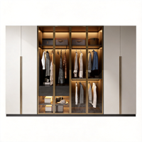 Système de dressing sur mesure en bois grainé avec coiffeuse intégrée pour chambre d'hôtel