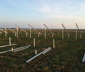 Structure de support solaire inclinée durable pour les projets énergétiques commerciaux sur les marchés d'Arabie Saoudite, du Koweït et de Bahreïn - Product Image 4