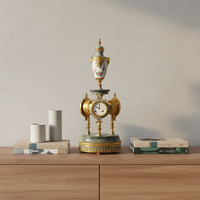 Horloge de table mécanique vintage française en laiton doré 24 carats à 3 cadrans avec thermomètre et baromètre sous un vase en porcelaine
