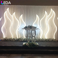 Arche métallique lumineuse en forme de S LEDA pour scène de mariage de luxe, support de toile de fond scintillant avec effet flamme