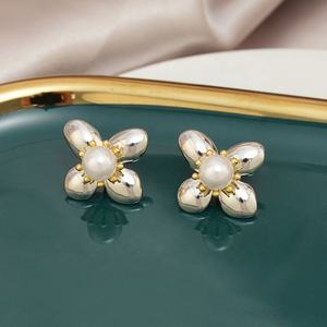Pendientes de Plata 925 con Baño de Oro, Diseño de Flor con Perlas de Imitación, Estilo Exquisito para Mujer, Tendencia Geométrica, Alta Belleza - Product Image 1