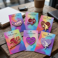 Vente en gros de badges et broches en émail en forme de cœur violet, design créatif 'Queen', avec logo personnalisé, mignons et pailletés, fabricant