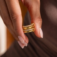 Bague Empilable Minimaliste pour Femme en Acier Inoxydable PVD 18K avec Zircon et Quatre Anneaux Entrelacés – Accessoire de Mode Urbaine