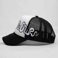 Gorra Trucker con Malla Frontal de Espuma, Bordado de Letras con Diseño de Grafiti Blanco, Gorra Urbana Bicolor en Blanco y Negro