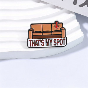 That's My Spot Sofa Emaille-Pins: Amerikanische TV-Sitcom-Inspiration, Vintage-Sofa & Berühmtes Zitat Brosche, Taschen- & Reversnadel, Schmuckgeschenke - Product Image 3
