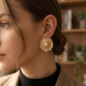 OZE Boucles d'oreilles clous pour femme en acier inoxydable, style européen-américain, luxe léger, motif floral, perles et strass, placage sous vide - Product Image 1