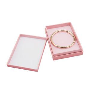 Caja de joyería rígida rosa con forro de satén, rectangular, de alta gama, para pulseras, brazaletes, relojes y gafas. - Product Image 1