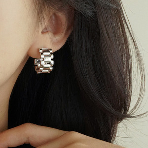 Orecchini a perno con ciondolo a catena alla moda da donna, accessori per l'orecchio semplici e di tendenza per l'uso quotidiano, outfit casual e regalo - Product Image 1