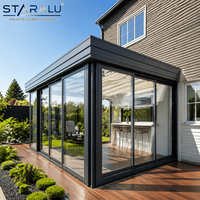 Véranda en aluminium robuste avec structure à profil épais et verre résistant aux chocs pour une protection accrue contre les intempéries